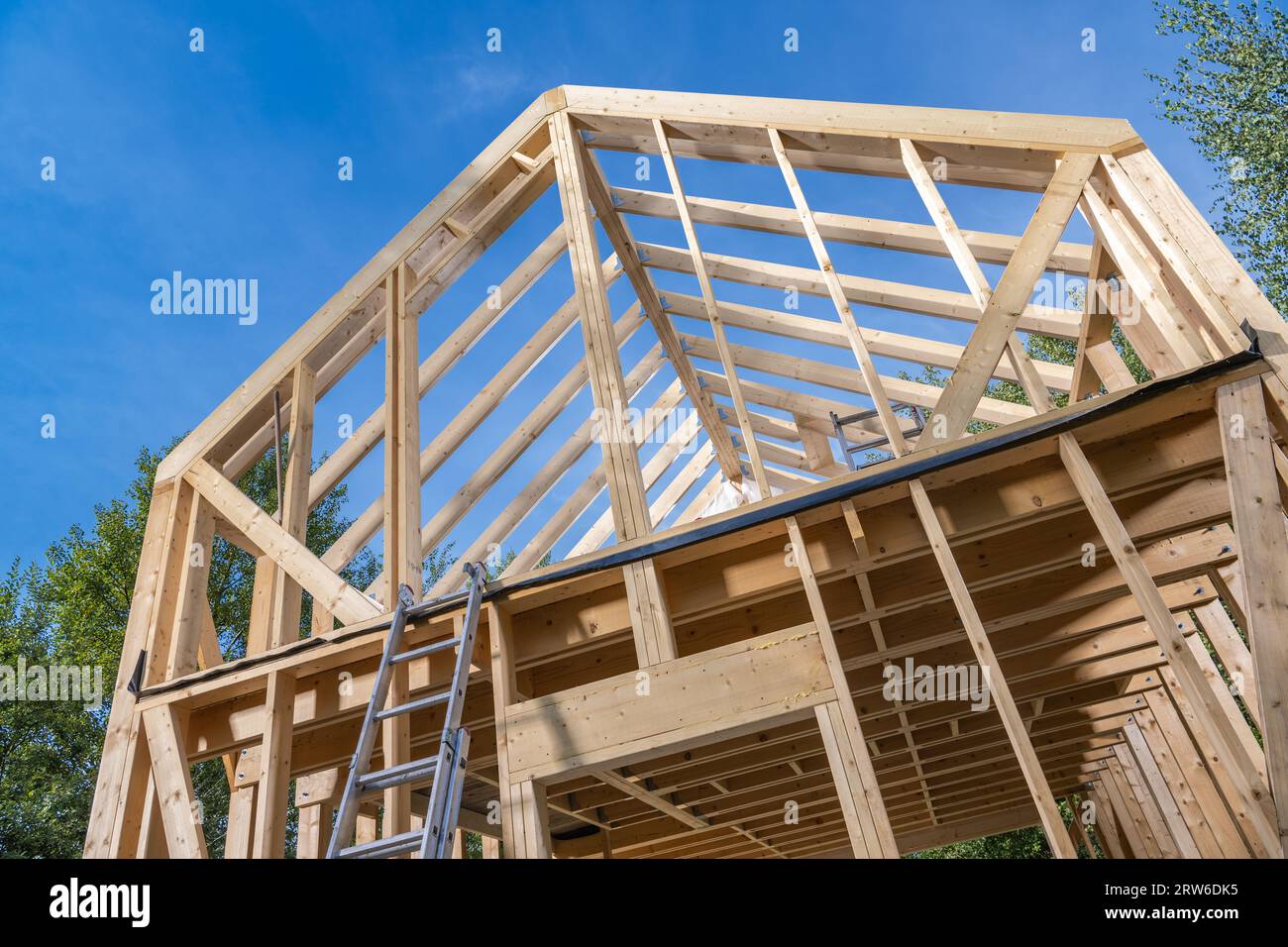 Struttura a scheletro in legno della casa di recente costruzione. Tema del settore edile. Foto Stock