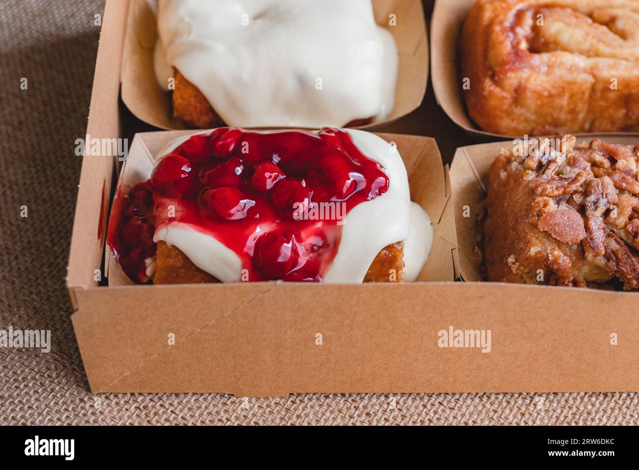 Dolci alla cannella assortiti al forno a fesh da vicino Foto Stock