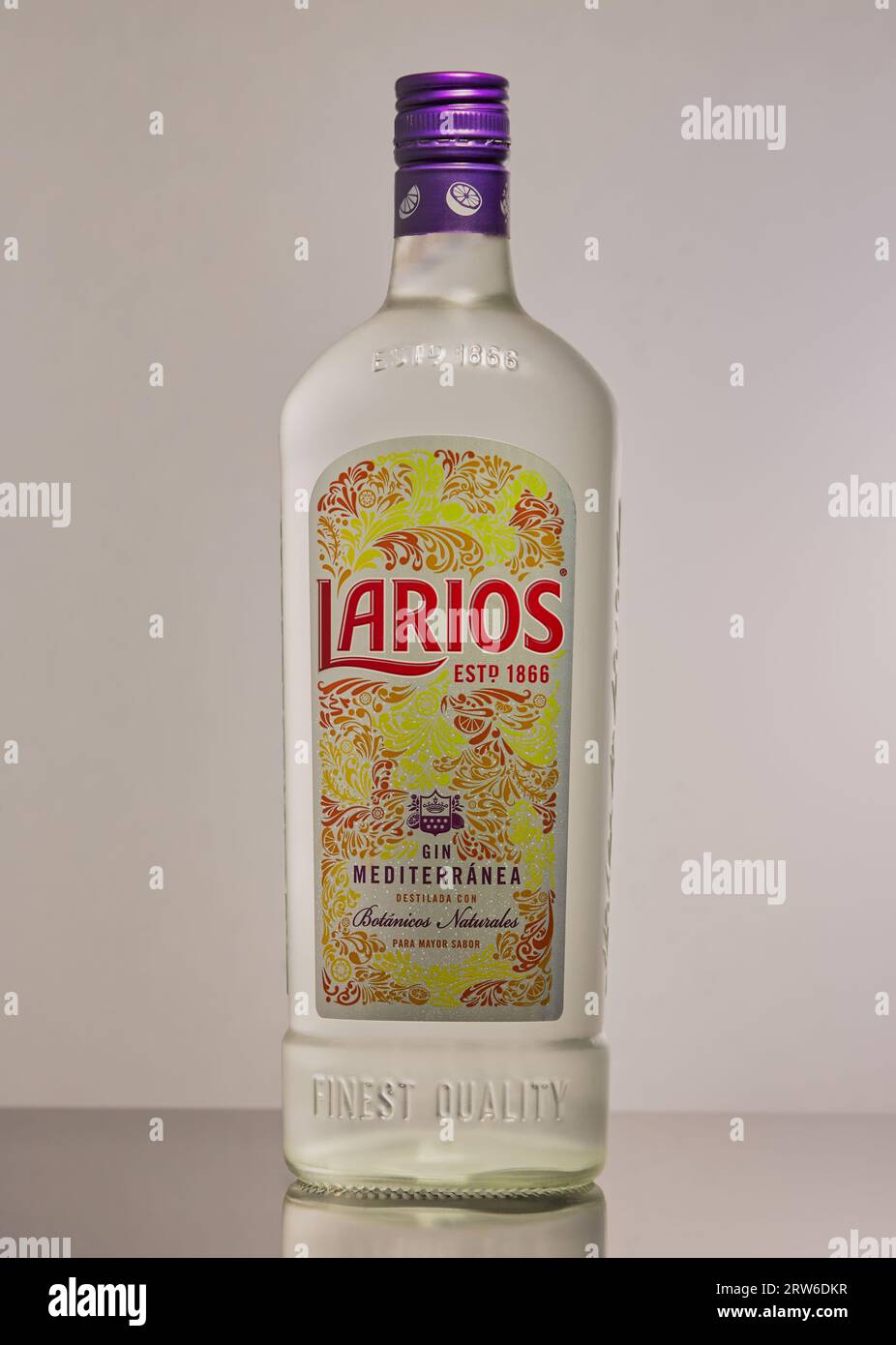 Mansfield, Nottingham, Regno Unito, 9 settembre 2023: Immagine del prodotto Studio di una bottiglia di Larios gin, Larios è di proprietà di Beam Suntory. Foto Stock