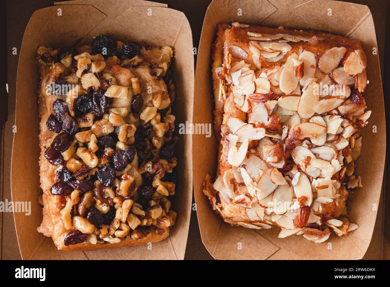 Rotolo di cannella con uvetta e noce e rotolo di cannella alle mandorle da vicino, piatto Foto Stock