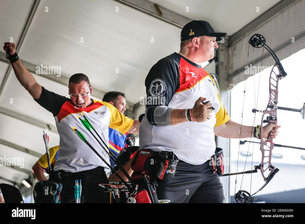Düsseldorf, Germania. 16 settembre 2023. Tom Grunwald è felice del suo colpo (Jens Niemeyers visto festeggiare in sottofondo). La squadra tedesca di tiro con l'arco di Jens Niemeyer, Kevin Koitka e Tom Grunwald vince le finali di tiro con l'arco dal 278 al 274 nell'ultimo giorno degli Invictus Games 2023 Düsseldorf. Crediti: Imageplotter/Alamy Live News Foto Stock