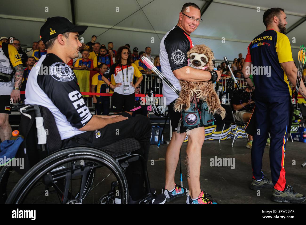 Düsseldorf, Germania. 16 settembre 2023. archer Jens Niemeyer, squadra tedesca (middlek, che ha vinto anche l'oro nella competizione di tiro, con la mascotte della squadra prima dell'inizio della finale. La squadra tedesca di tiro con l'arco di Jens Niemeyer, Kevin Koitka e Tom Grunwald vince le finali di tiro con l'arco dal 278 al 274 nell'ultimo giorno degli Invictus Games 2023 Düsseldorf. Crediti: Imageplotter/Alamy Live News Foto Stock