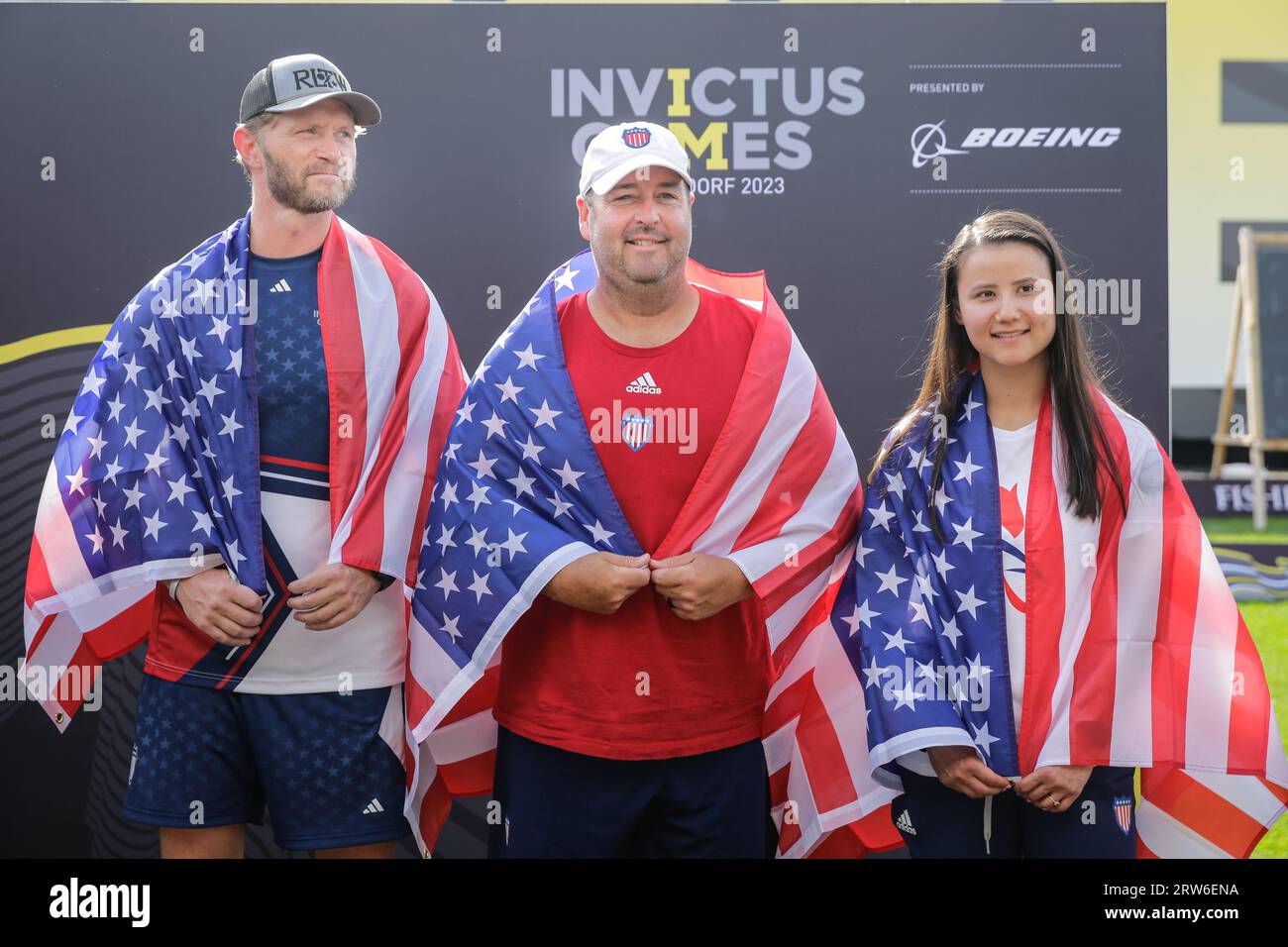 Düsseldorf, Germania. 16 settembre 2023. Team USA (Names TBC), che ha vinto il bronzo nella competizione di tiro con l'arco (Mixed Team Open Recurve), alla cerimonia di premiazione dell'ultimo giorno degli Invictus Games 2023 Düsseldorf. Crediti: Imageplotter/Alamy Live News Foto Stock
