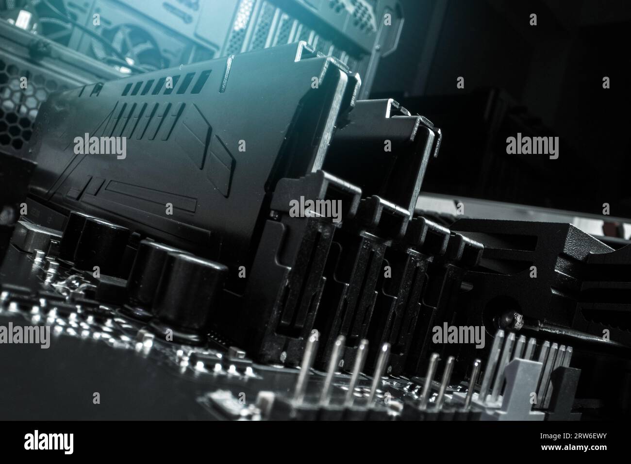 Moduli di memoria RAM ad accesso casuale installati negli slot della scheda madre di un computer moderno. Foto in primo piano. Foto Stock