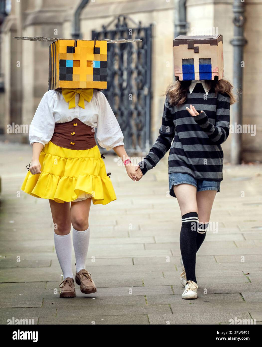 Persone in costume come ape Minecraft (a sinistra) e piangere