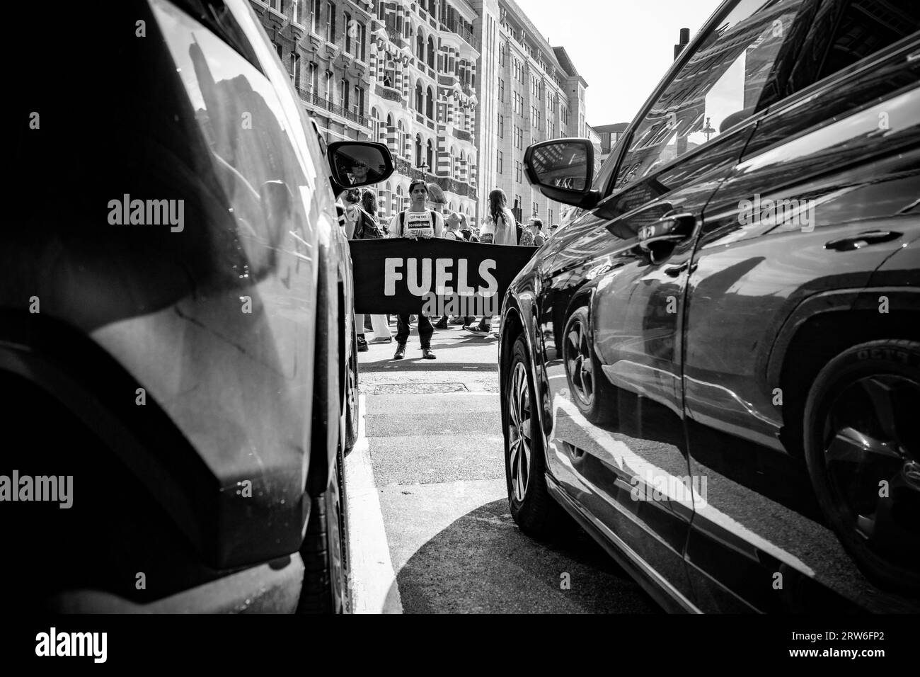 marcia "End Fossil Fuels" da Victoria a Parliament Square a Londra, guidata da Extinction Rebellion Foto Stock
