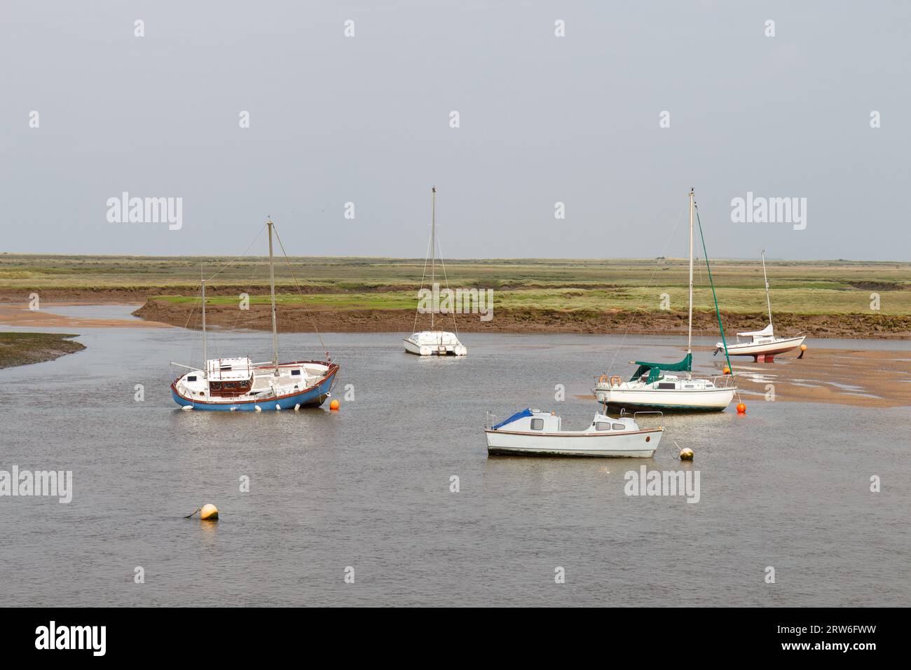 Barche ormeggiate sull'estuario della East Fleet, Wells vicino al mare Foto Stock