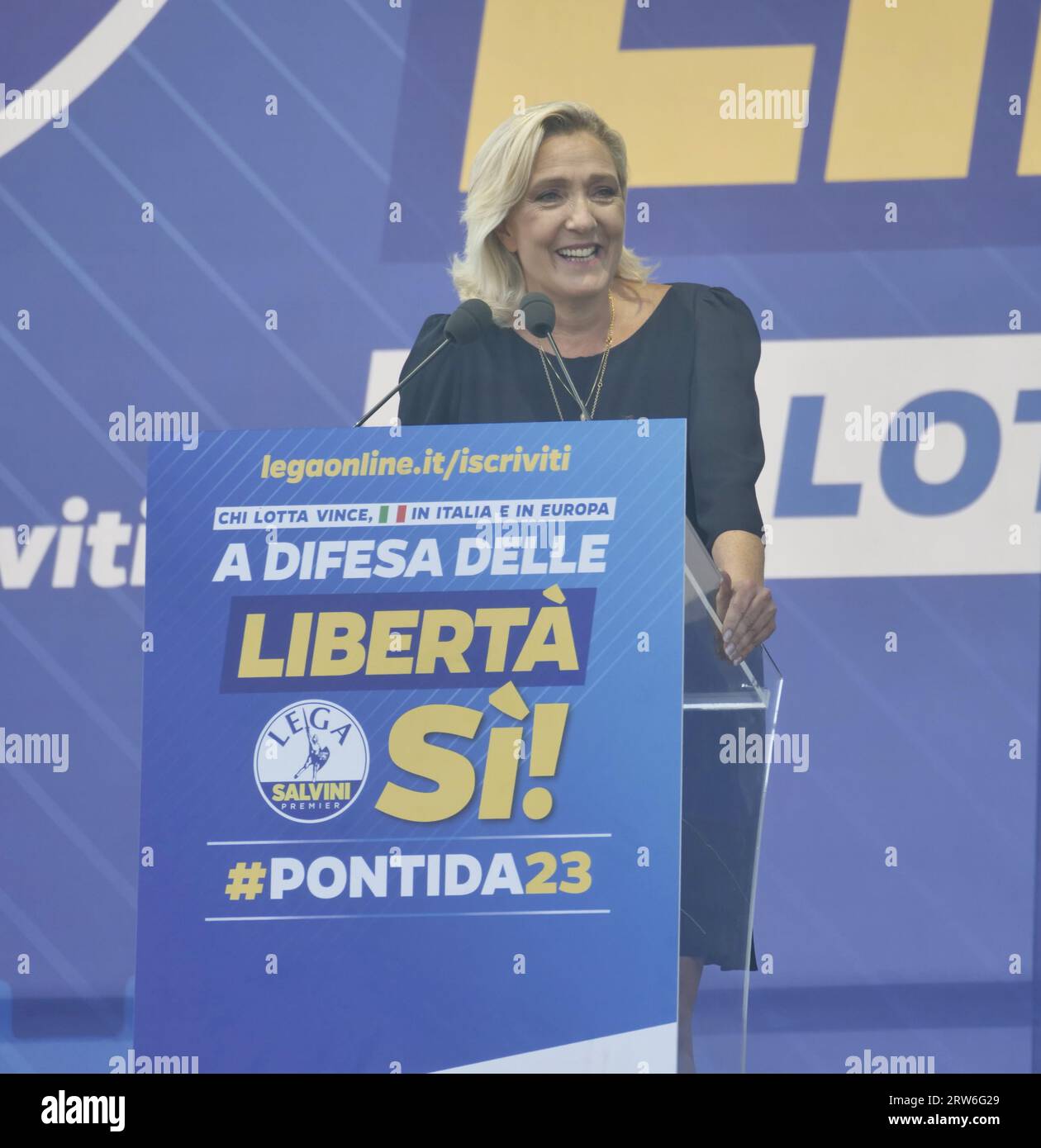 Marine le Pen leader del Rassemblement National di Francia, ospite d'onore al rally annuale della Lega Salvini a Pontida Foto Stock