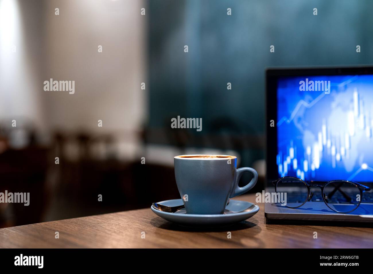 Computer portatile e tazza di caffè su un tavolo di legno Foto Stock