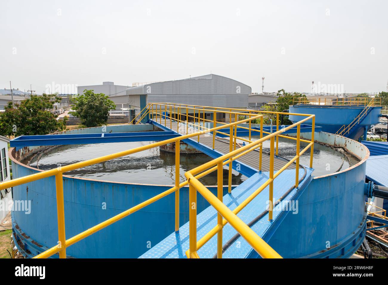 Sistema di trattamento delle acque reflue di piscine aerate negli impianti industriali. concetto di scienza ambientale e riutilizzo delle acque reflue Foto Stock