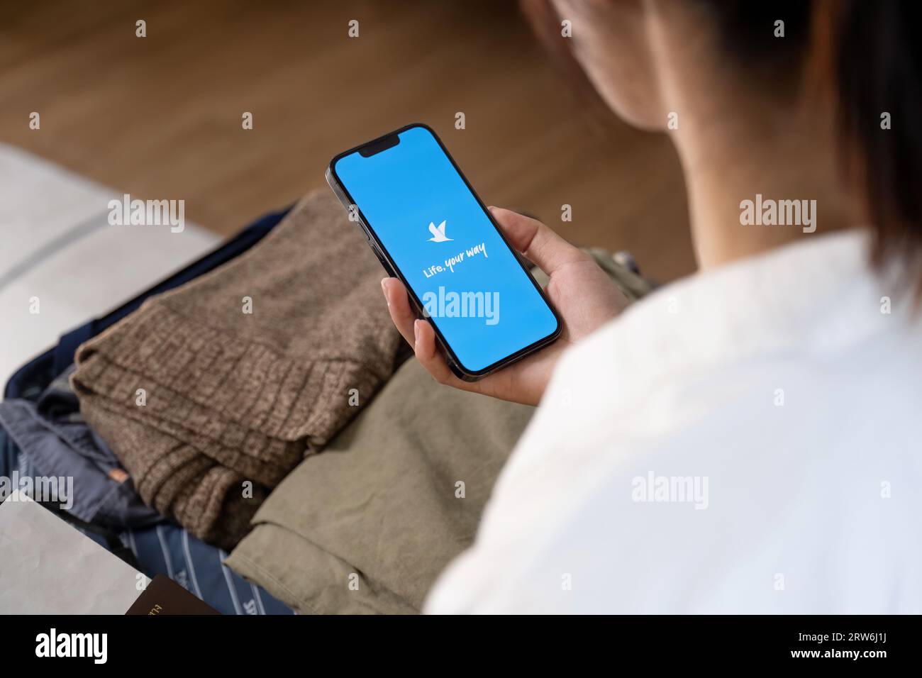 CHIANG MAI. THAILANDIA. 14 SETTEMBRE 2023 : schermo per iPhone Traveloka popolari app di viaggio in Indonesia. Traveloka è un'azienda indonesiana di unicorno. Foto Stock