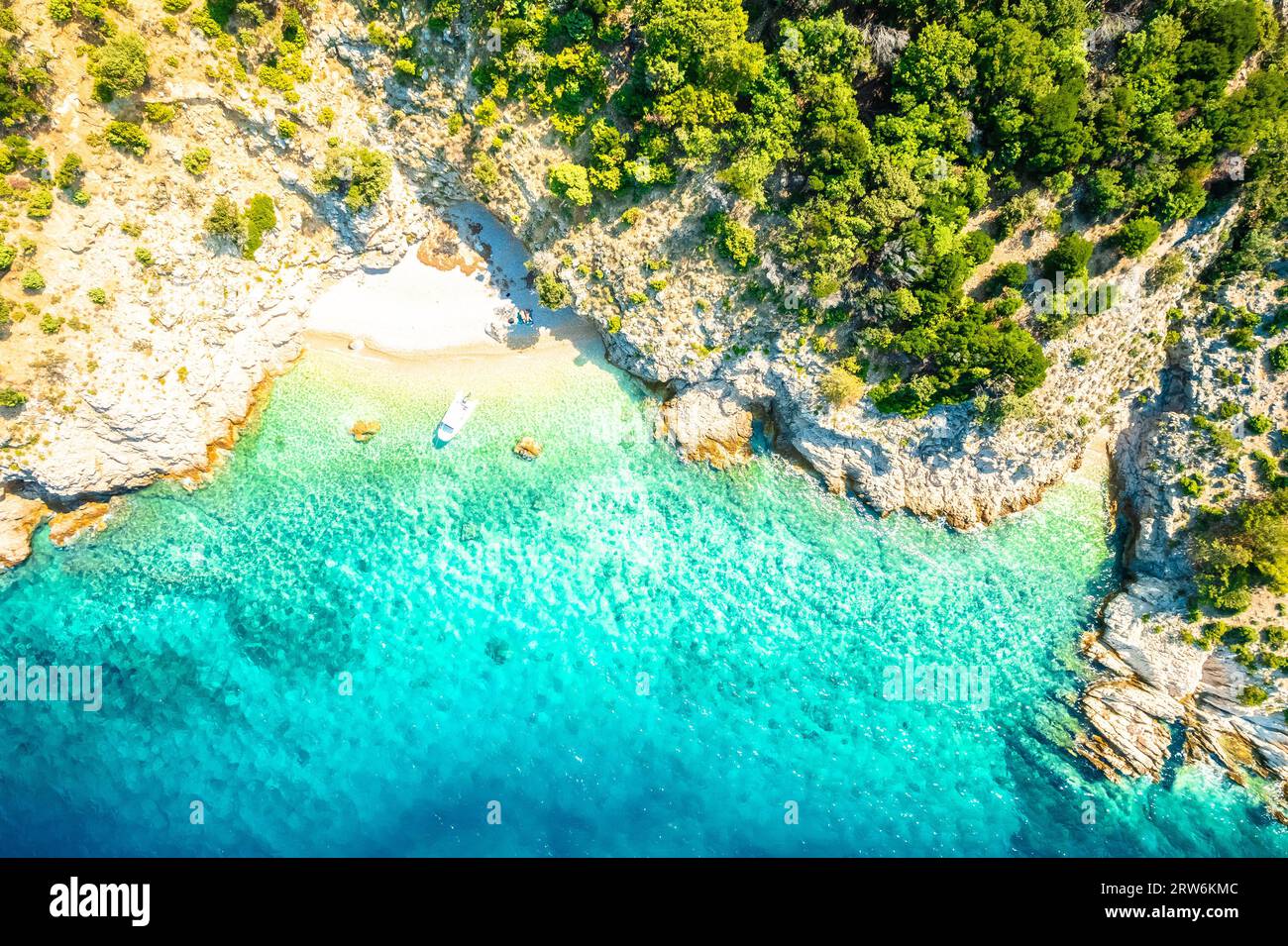 Idilliaca spiaggia nascosta vicino alla vista aerea di Lubenice, isola di Cherso in Croazia Foto Stock
