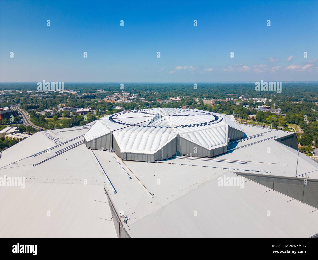 Atlanta, GA, USA - 8 settembre 2023: Foto aerea drone Mercedes Benz Stadium Atlanta Georgia USA Foto Stock