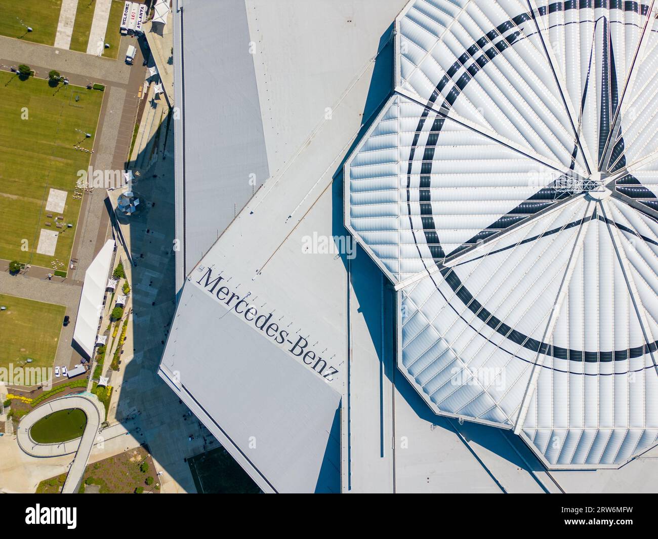 Atlanta, Georgia, USA - 8 settembre 2023: Foto aerea del drone Mercedes Benz Stadium Atlanta Georgia USA foto diretta sopra l'alto Foto Stock