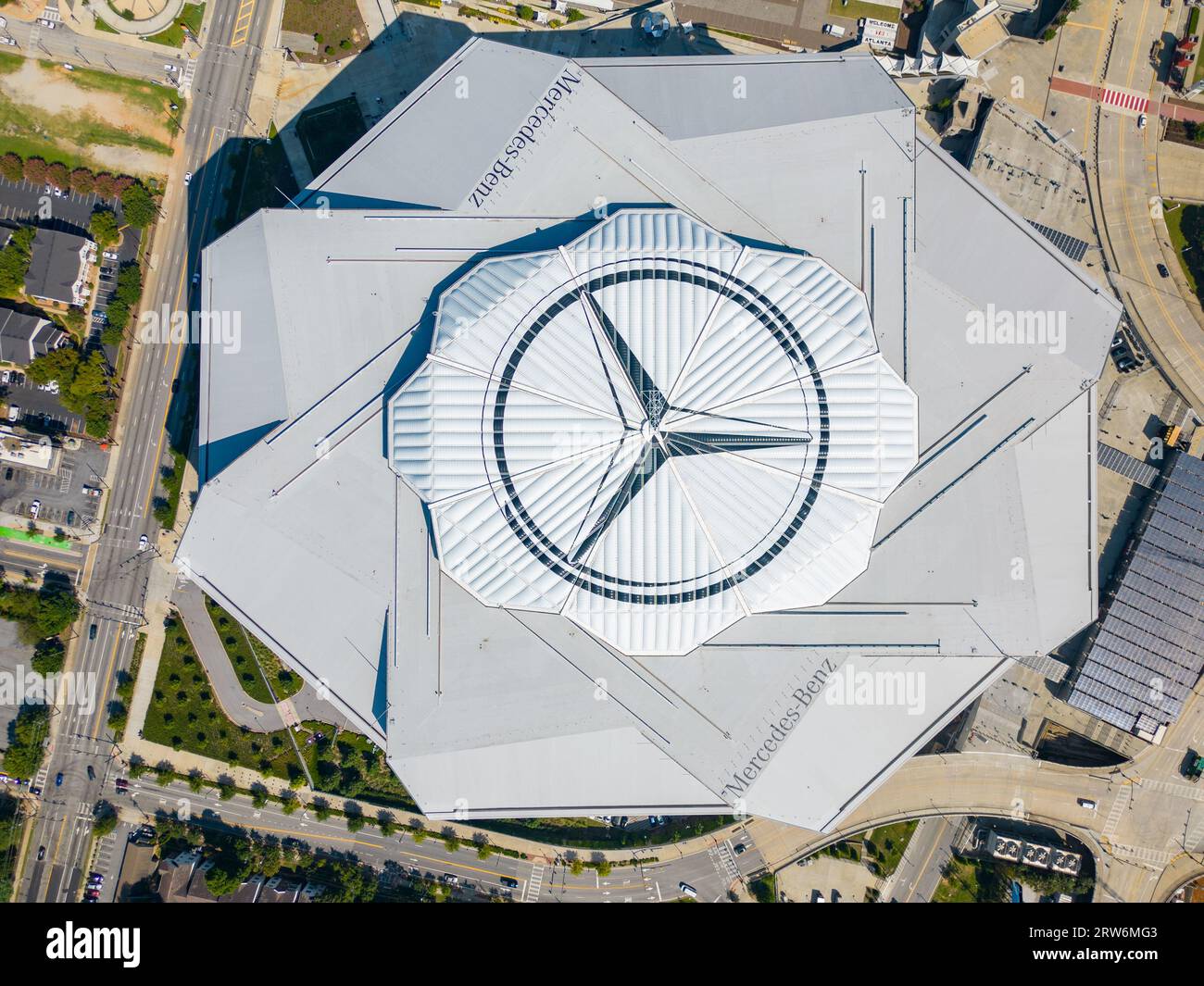 Atlanta, Georgia, USA - 8 settembre 2023: Foto aerea del drone Mercedes Benz Stadium Atlanta Georgia USA foto diretta sopra l'alto Foto Stock