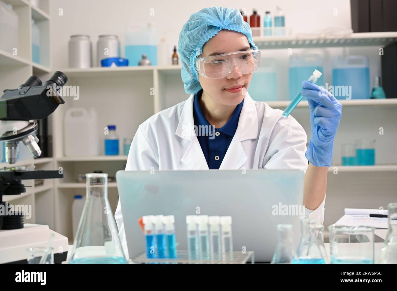 laboratorio, persona, donna, ricerca, scienza, medico, scienziato, tecnologia, medicina, medico, chimica, biotecnologia, donna, clinica, sviluppo, Foto Stock