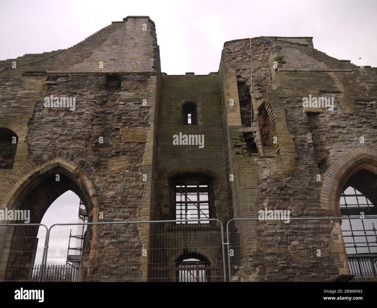 Newark-on-Trent, Nottinghamshire, Regno Unito - 3 dicembre 2022: Le mura interne del castello di Newark, raffigurate durante i lavori di riparazione. Foto Stock