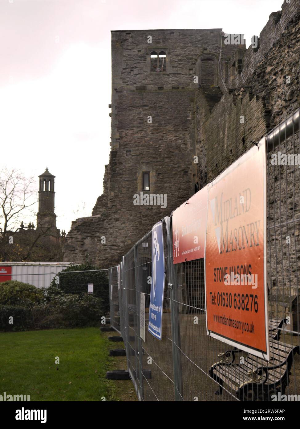 Newark-on-Trent, Nottinghamshire, Regno Unito - 3 dicembre 2022: Scherma che circonda le mura del castello di Newark durante i lavori di riparazione. Foto Stock