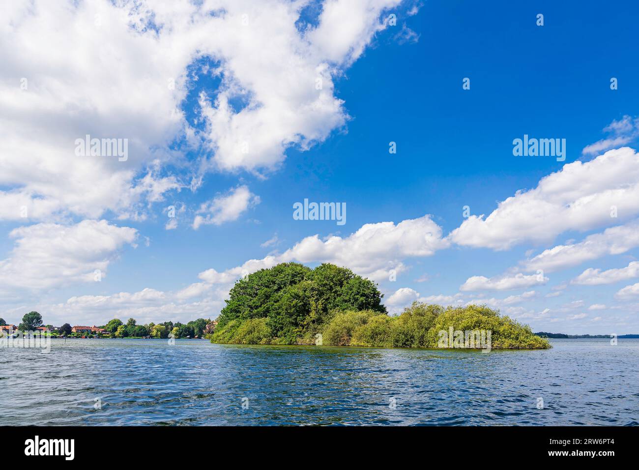 Vista sull'isola di Moewenburg nel lago Schaalsee davanti a Zarrentin, Germania. Foto Stock