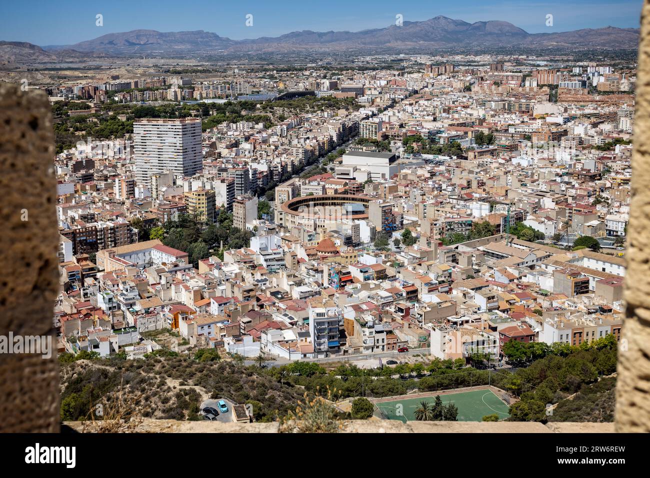 Vista del centro di Alicante nell'entroterra e dell'arena dal castello collinare Santa Barbara di Alicante, Spagna, il 29 agosto 2023 Foto Stock