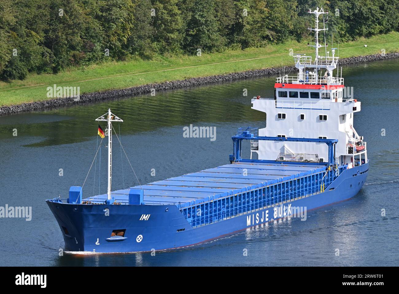 Misje Bulk's General Cargo Ship IMI che passa per il canale Kiel Foto Stock