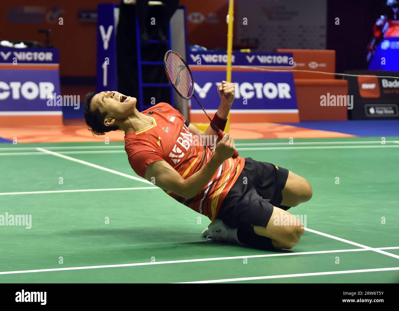 Hong Kong. 17 settembre 2023. Jonatan Christie dell'Indonesia festeggia durante la finale maschile del singolo contro il giapponese Nishimoto Kenta al torneo di badminton Hong Kong Open 2023 nel sud della Cina, il 17 settembre 2023. Crediti: Lo Ping fai/Xinhua/Alamy Live News Foto Stock