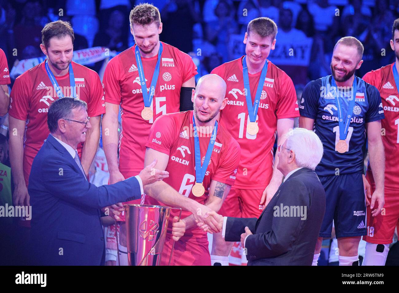 Il Presidente della Repubblica Italiana, Sergio Mattarella, premia la Polonia per la vittoria dell'Eurovolley maschile 2023. La nazionale polacca vince la partita della medaglia d'oro contro l'Italia con un punteggio 0-3. Foto Stock