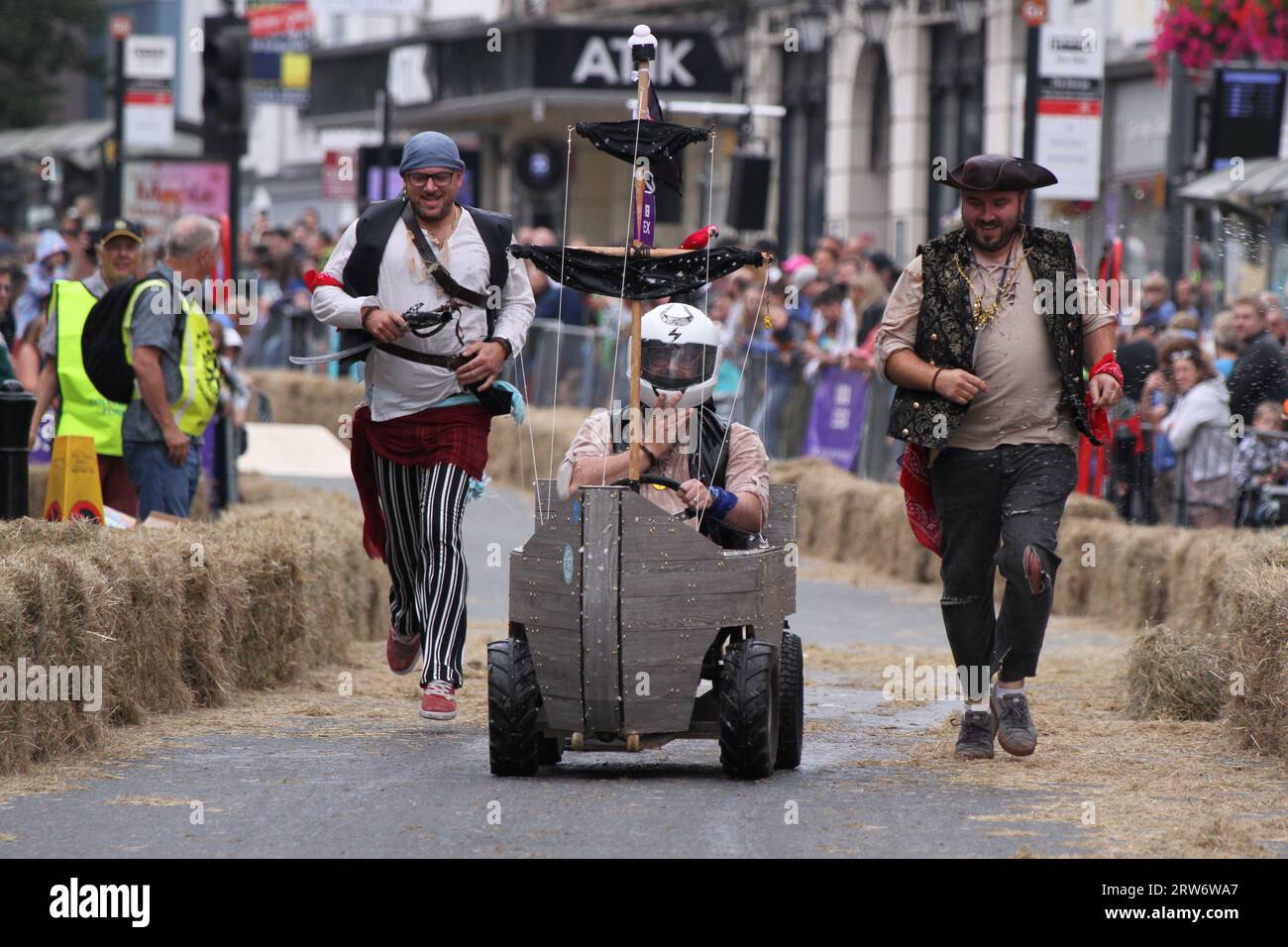 Colchester, Regno Unito. 17 settembre 2023. Gare di Wacky nella vita reale in città, mentre il primo rally di sapone in assoluto si svolge lungo High Street. L'evento fa parte delle celebrazioni che segnano lo status di città di Colchester concesso nel 2022. Centinaia di spettatori hanno fiancheggiato la strada per guardare il divertimento. Credito: Eastern Views/Alamy Live News Foto Stock