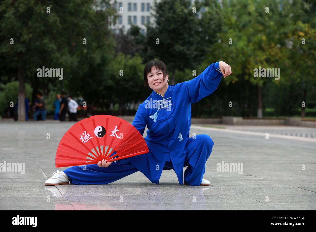 CONTEA DI LUANNAN, Cina - 12 settembre 2021: A Woman Practices Tai chi Kung fu fan, Cina settentrionale Foto Stock