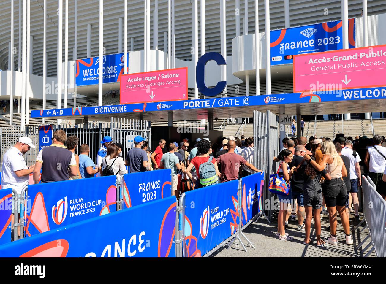 Bordeaux, Francia. 16 settembre 2023. Tifosi, tifosi e spettatori all'ingresso della partita di Coppa del mondo di rugby Cile-Samoa 2023 allo stadio Bordeaux in un'atmosfera amichevole. I sostenitori cileni sono in rosso. Foto di Hugo Martin / Alamy Live News. Foto Stock