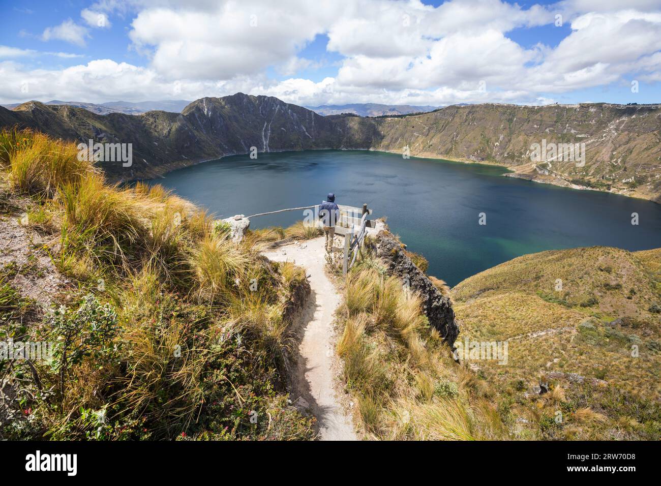 Lago Quilotoa, rotondo e all'interno di un cratere in Ecuador, Sud America Foto Stock