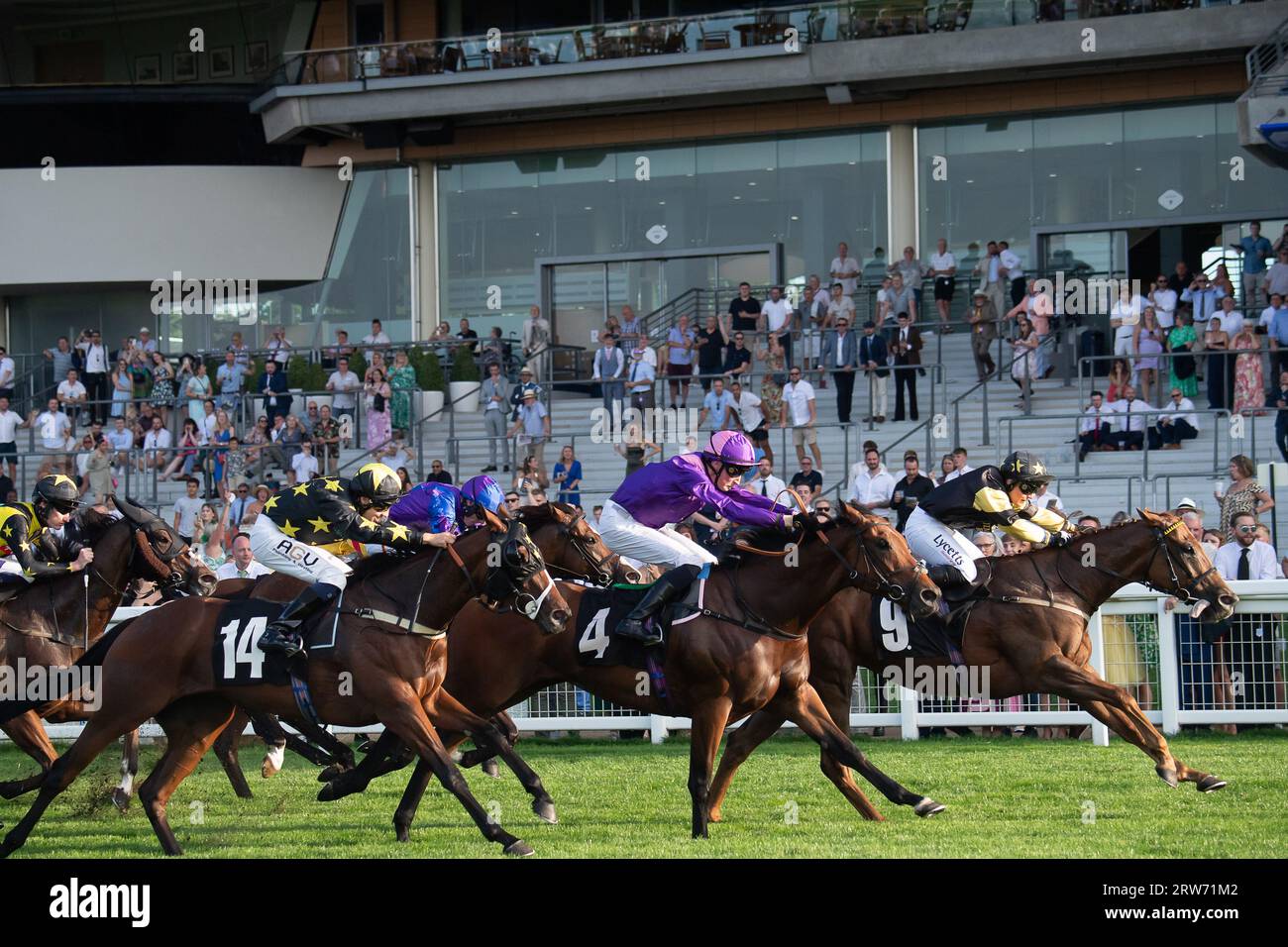 Ascot, Berkshire, Regno Unito. 9 settembre 2023. Horse Call me Ginger (n. 9), guidato dal fantino Amie Waugh (sete nere con stelle gialle), vince la National Race Horse Week handicap Stakes all'ippodromo di Ascot. Proprietario Johnnie Delta Racing. Allenatore Jim Jim Goldie, Glasgow. Credito: Maureen McLean/Alamy Foto Stock