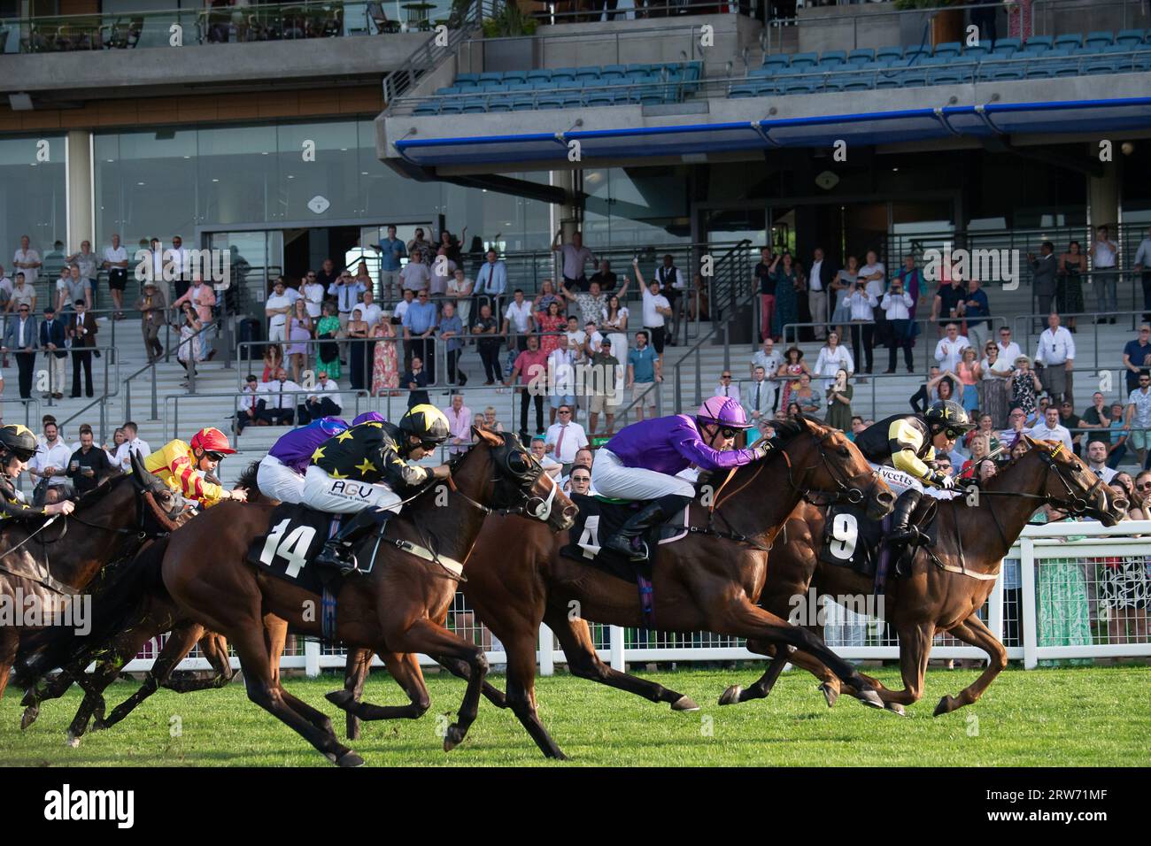 Ascot, Berkshire, Regno Unito. 9 settembre 2023. Horse Call me Ginger (n. 9), guidato dal fantino Amie Waugh (sete nere con stelle gialle), vince la National Race Horse Week handicap Stakes all'ippodromo di Ascot. Proprietario Johnnie Delta Racing. Allenatore Jim Jim Goldie, Glasgow. Credito: Maureen McLean/Alamy Foto Stock