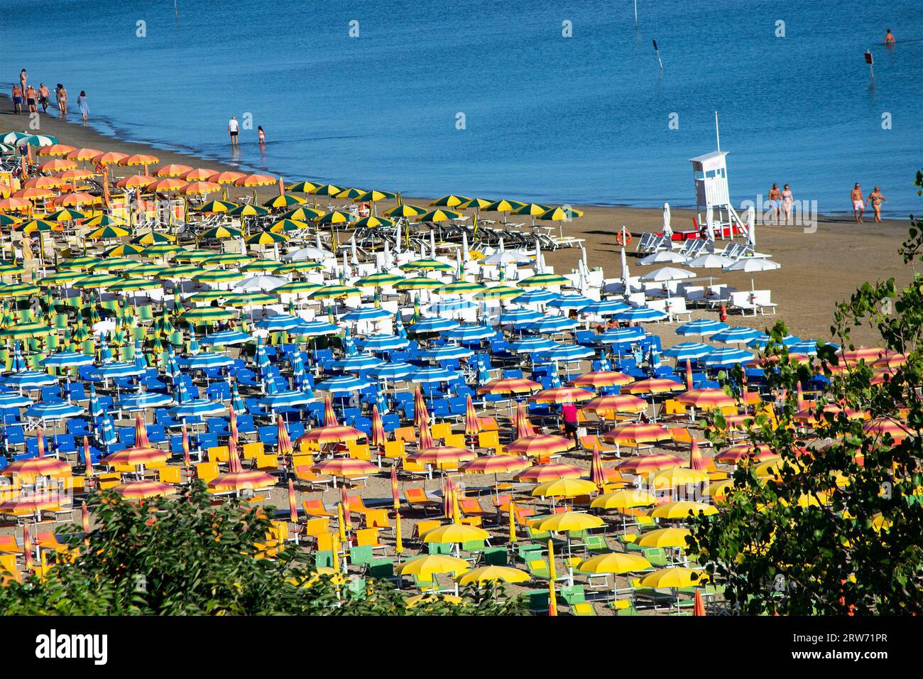 Ombrelloni dai colori diiferenti sul faggio di Gabicce Mare Italia Foto Stock
