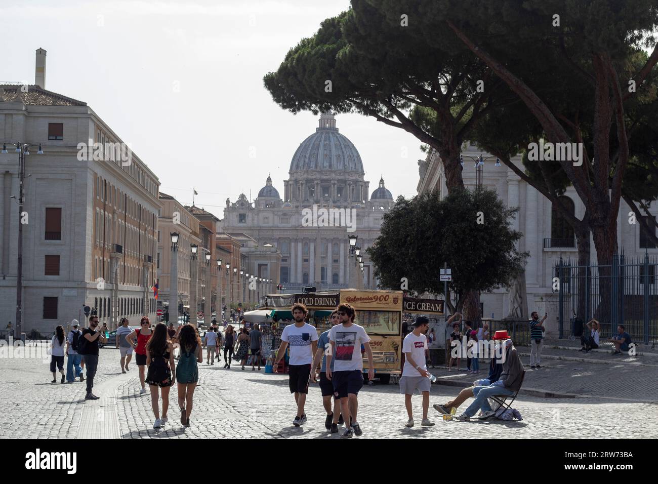 Basilica di San Pietro in estate con molti turisti in visita Foto Stock