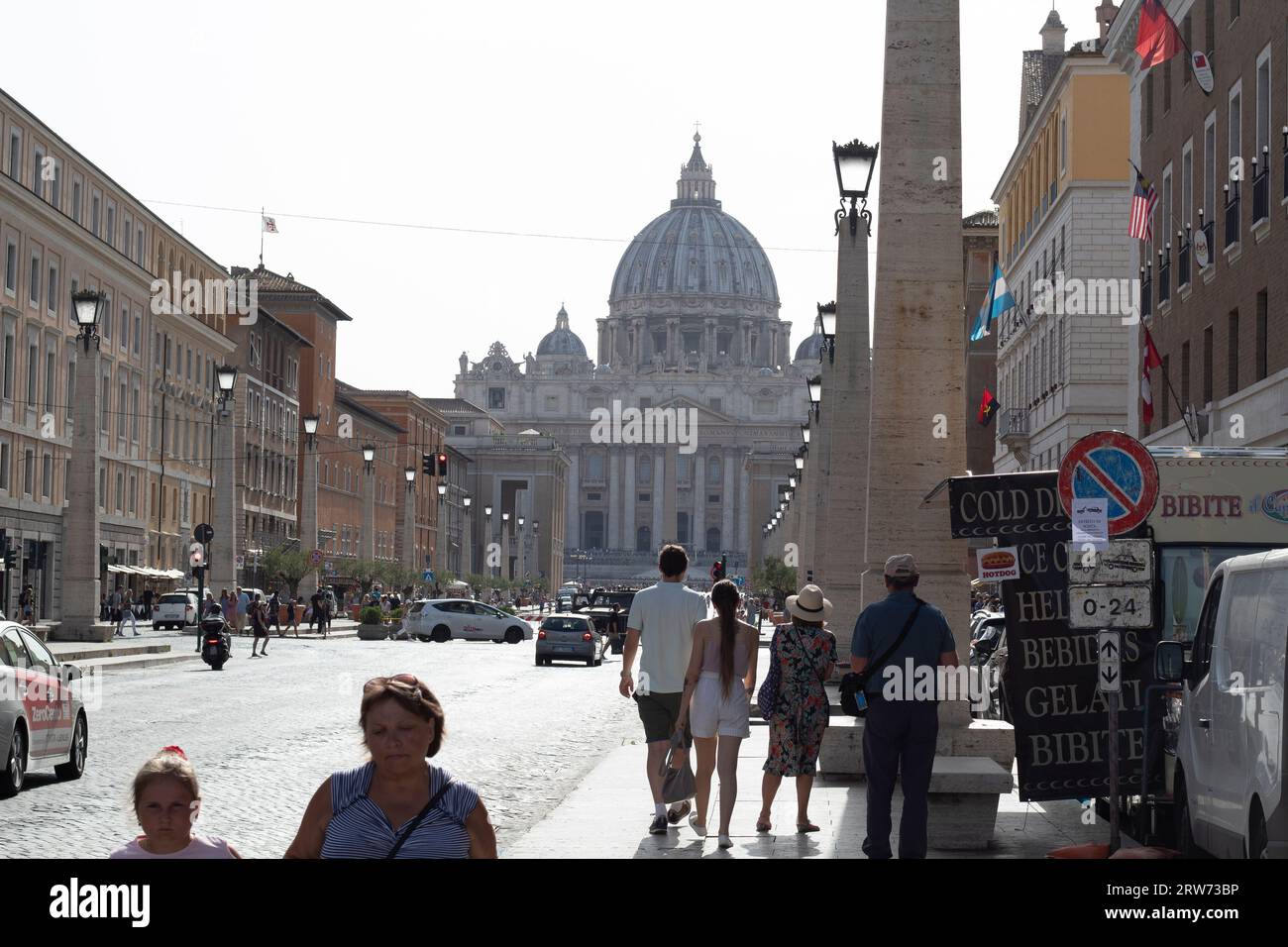 basilica di San pietro in estate con molti turisti che visitano la zona Foto Stock