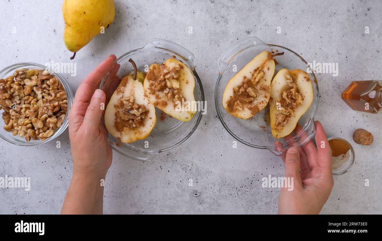 Pere al forno con noci, miele e cannella, primo piano su sfondo rustico, ricetta passo dopo passo Foto Stock