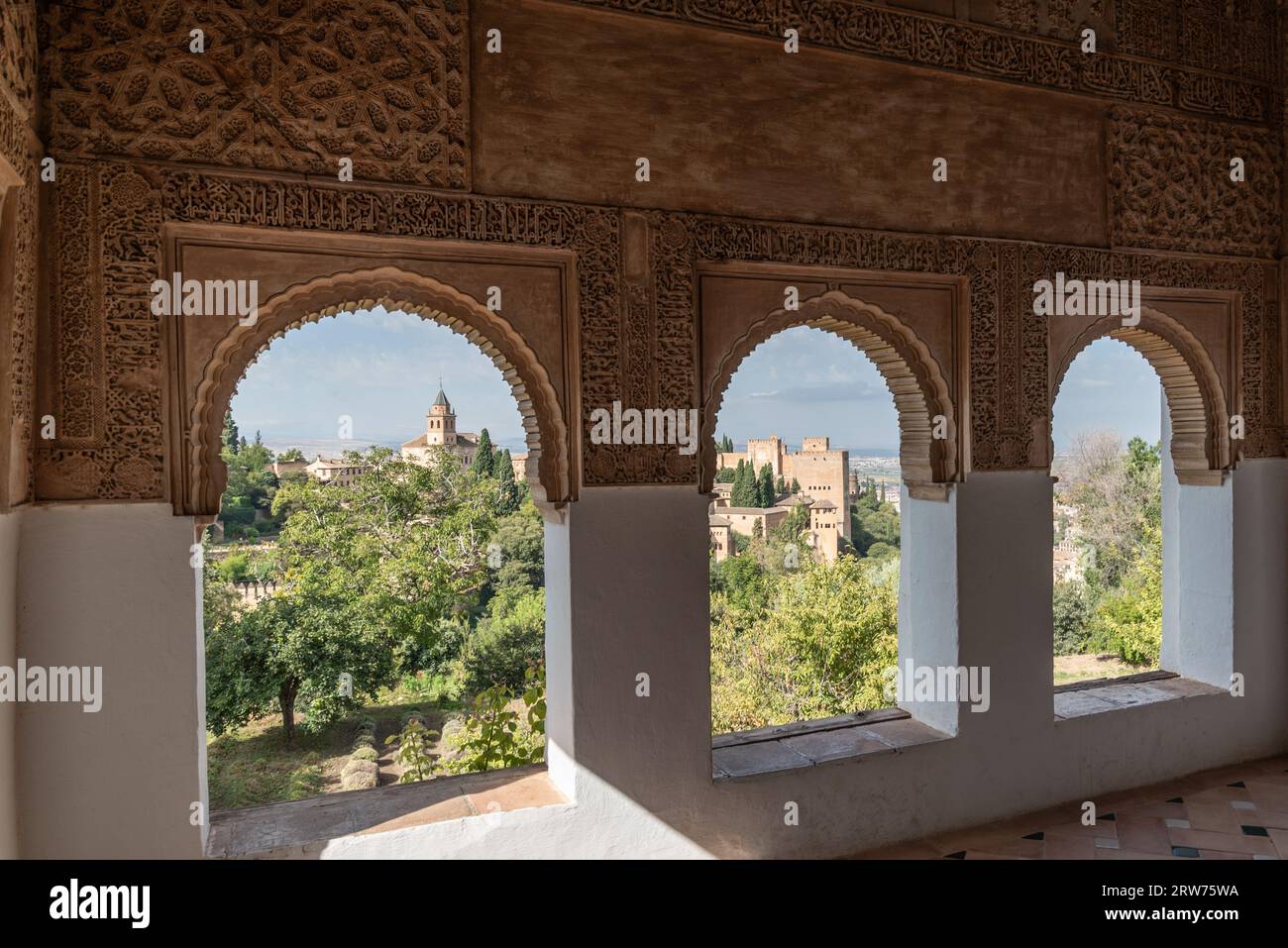 Punto panoramico centrale del Patio de la Acequia nel Generalife da cui è possibile vedere il paesaggio dell'Alhambra Foto Stock