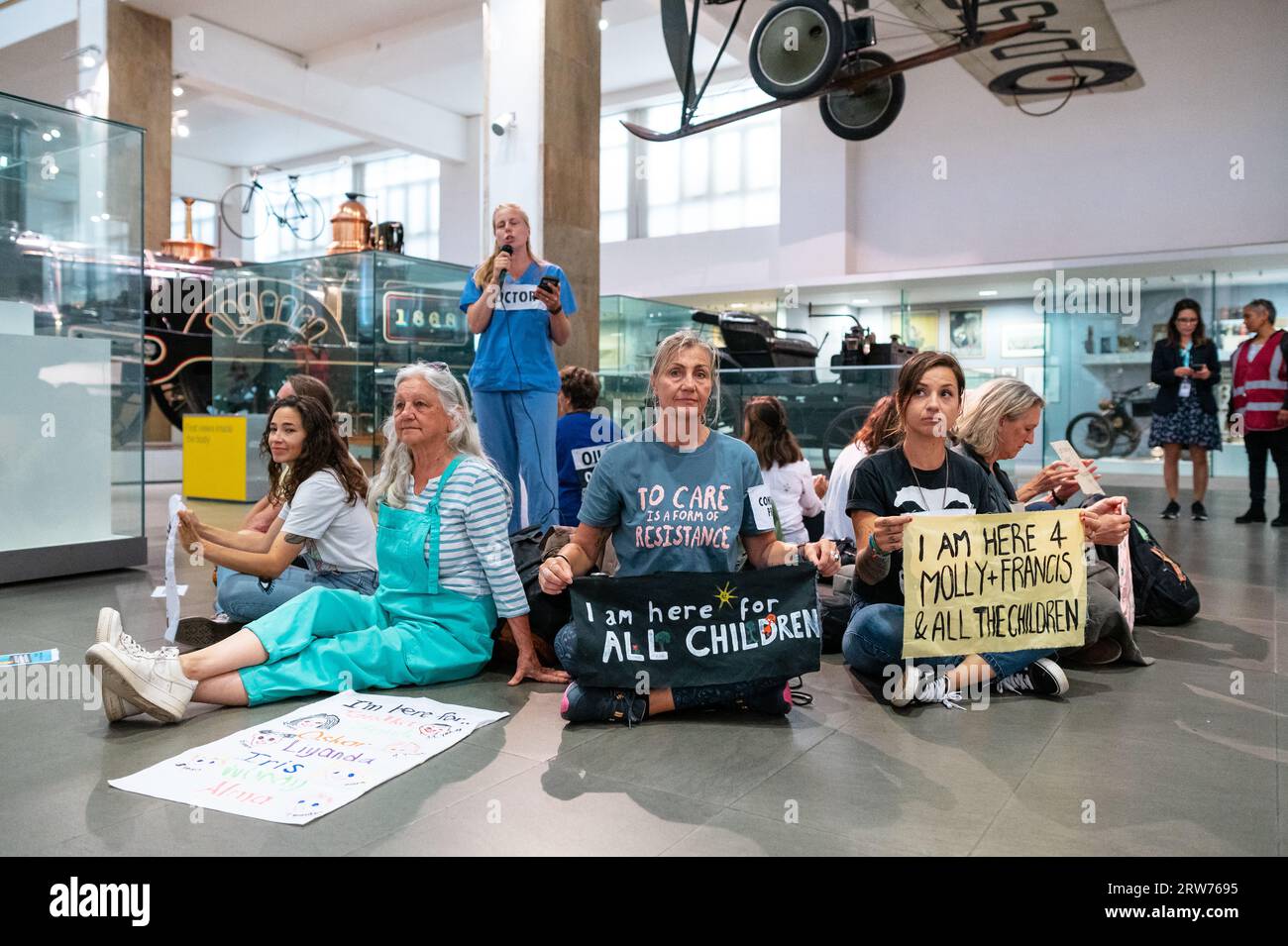 Londra, Regno Unito. 17 settembre 2023. Gli attivisti per il clima sconvolgono il Museo della Scienza per la ribellione delle madri di Londra. I sostenitori delle famiglie XR, gli educatori XR, la salute per gli psicologi XR e XR sedevano su un cerchio all'interno del Making the Modern World Hall del Museo della Scienza tenendo cartelli. Gli attivisti chiedono un'azione immediata per il clima per proteggere il futuro dei bambini e dell'umanità. Crediti: Andrea Domeniconi/Alamy Live News Foto Stock