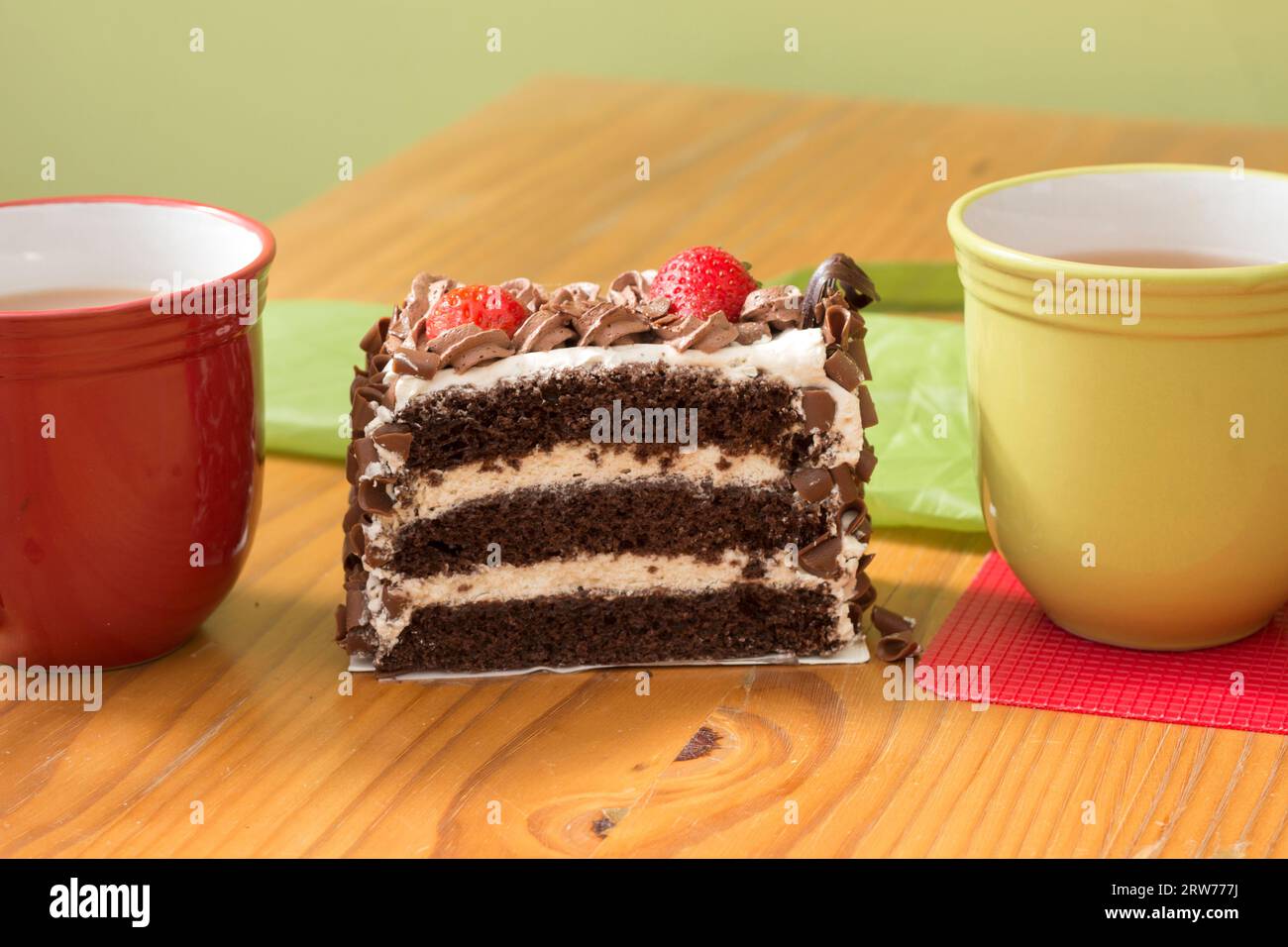 Tazze di tè e caffè con una grande fetta di torta a strati in occasione di un evento Foto Stock Tazze di tè e caffè con una grande fetta di torta a strati in occasione di un evento Foto Stock
