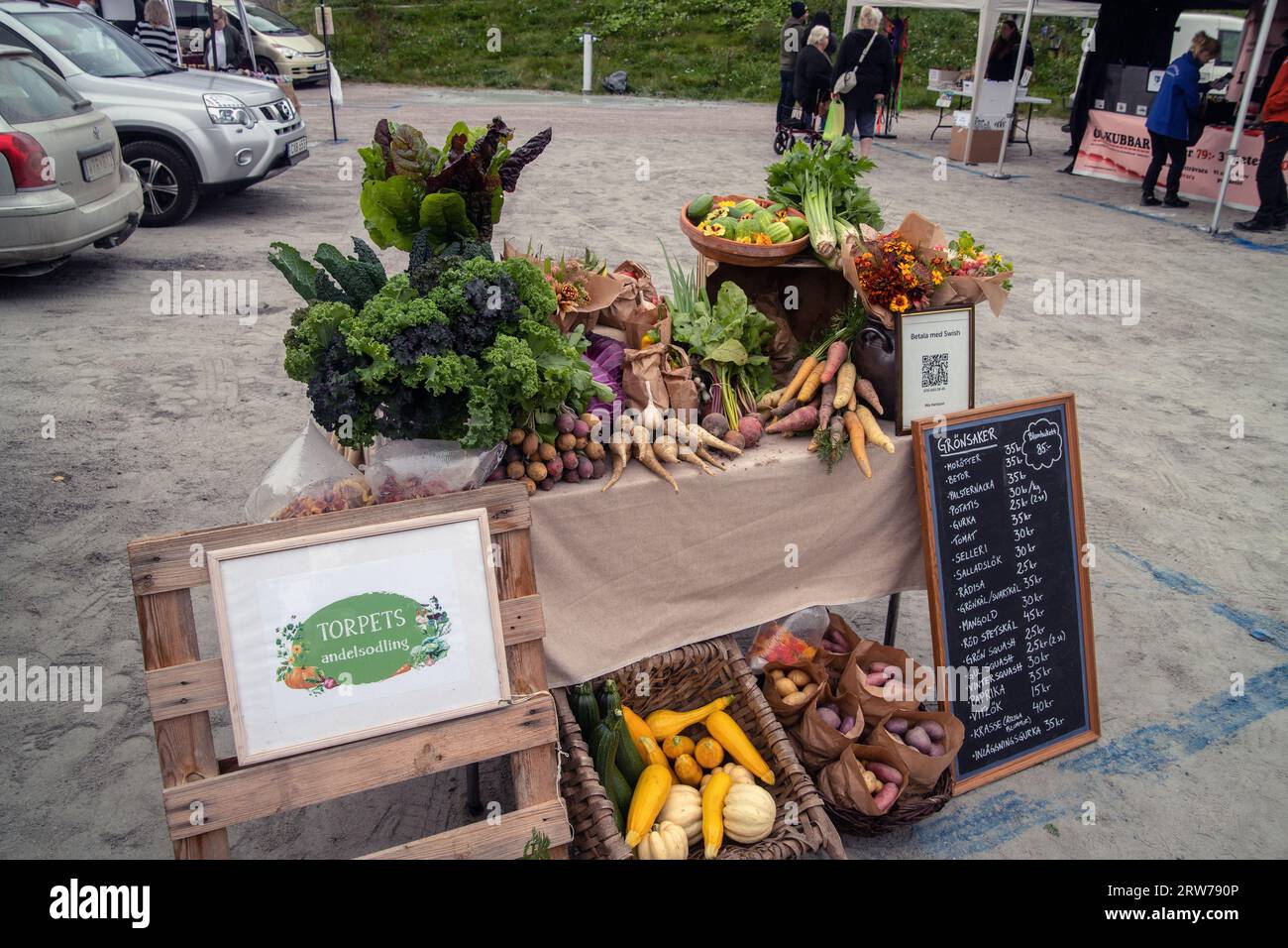 Piccolo stand di verdure al mercato di Hälleforsnäs Foto Stock