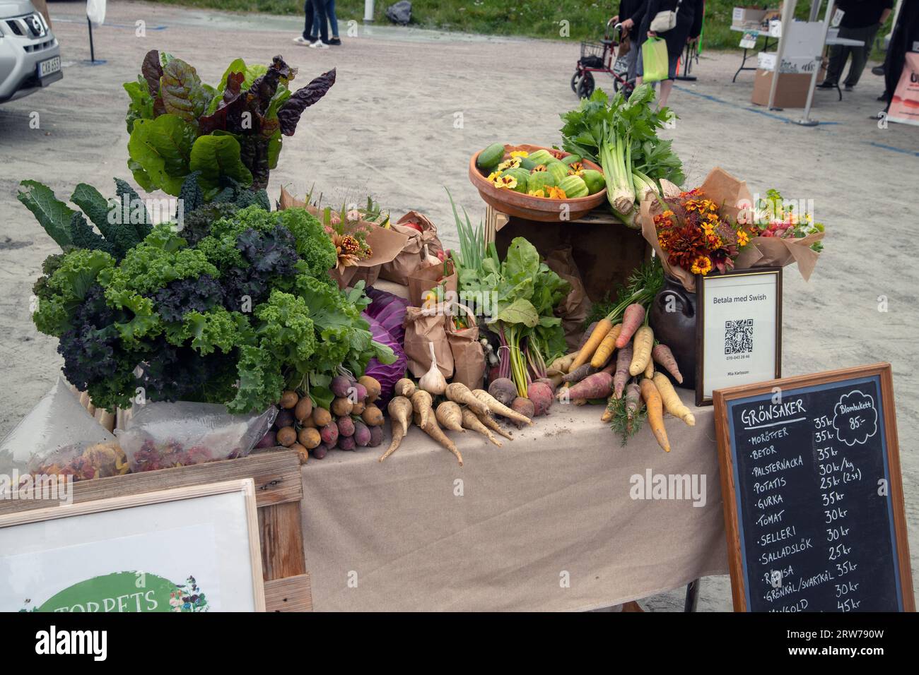 Piccolo stand di verdure al mercato di Hälleforsnäs Foto Stock