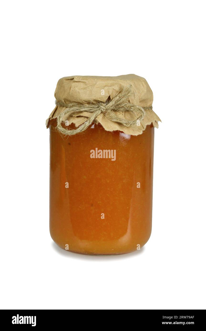 Vasetto di marmellata di albicocche isolato su sfondo bianco Foto Stock