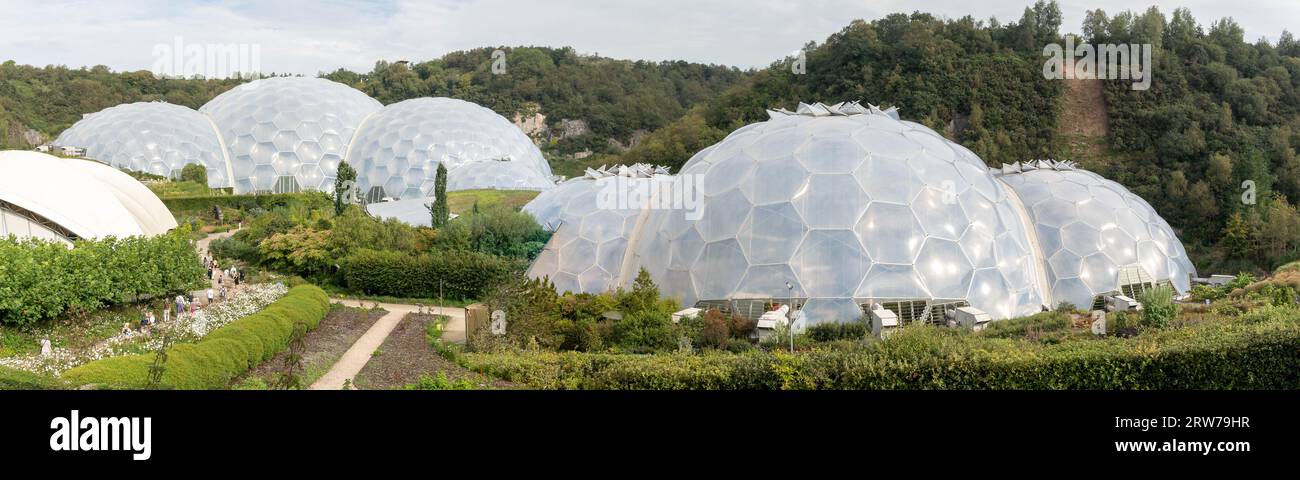 Eden Project offre una vista panoramica con cupole geodetiche e lussureggiante campagna della Cornovaglia Foto Stock