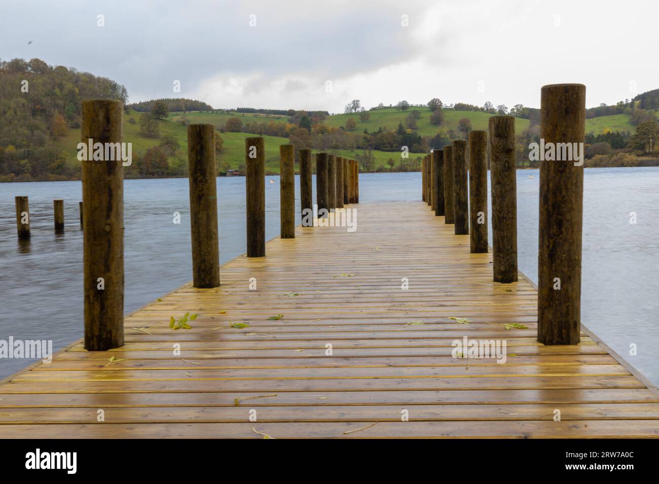 Molo in legno semi sommerso nel Lake District. Foto Stock