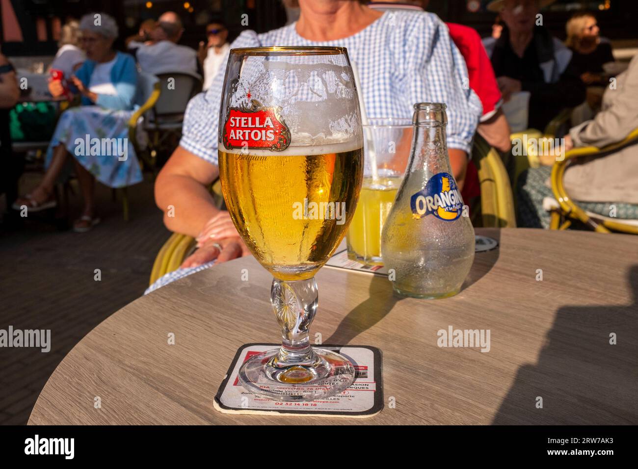 Birra Stella Artois in un bar a Dieppe , Normandia Dieppe è un porto di pescatori sulla costa normanna della Francia settentrionale Foto Stock