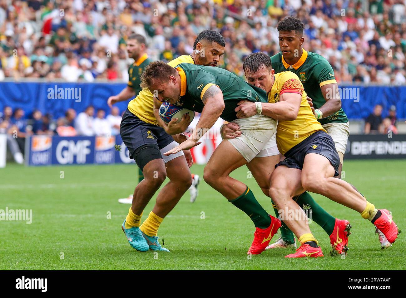 Bordeaux, Francia. 17 settembre 2023. BORDEAUX, FRANCIA - 17 SETTEMBRE: Il Sudafrica Andre Esterhuizen viene affrontato dal rumeno Taylor Gontineac durante la partita di Coppa del mondo di rugby Francia 2023 tra Sudafrica e Romania allo Stade de Bordeaux il 17 settembre 2023 a Bordeaux, Francia. (Foto di Hans van der Valk/Orange Pictures) credito: Orange Pics BV/Alamy Live News Foto Stock