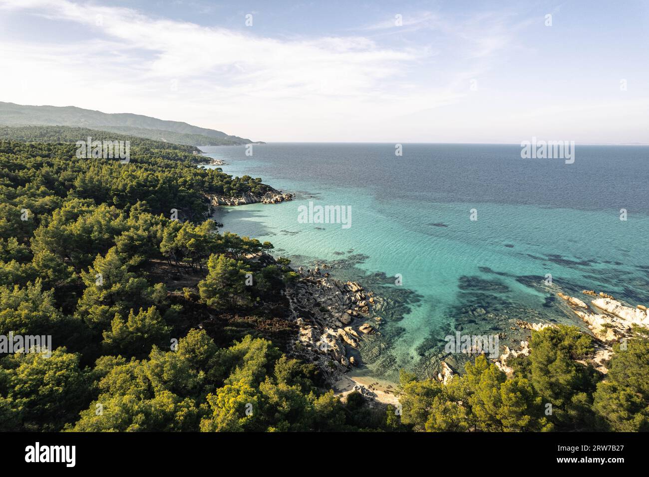 Foto con drone della costa greca, spiaggia, mare, a Sithonia, Calcidica, la Grecia, Foto Stock
