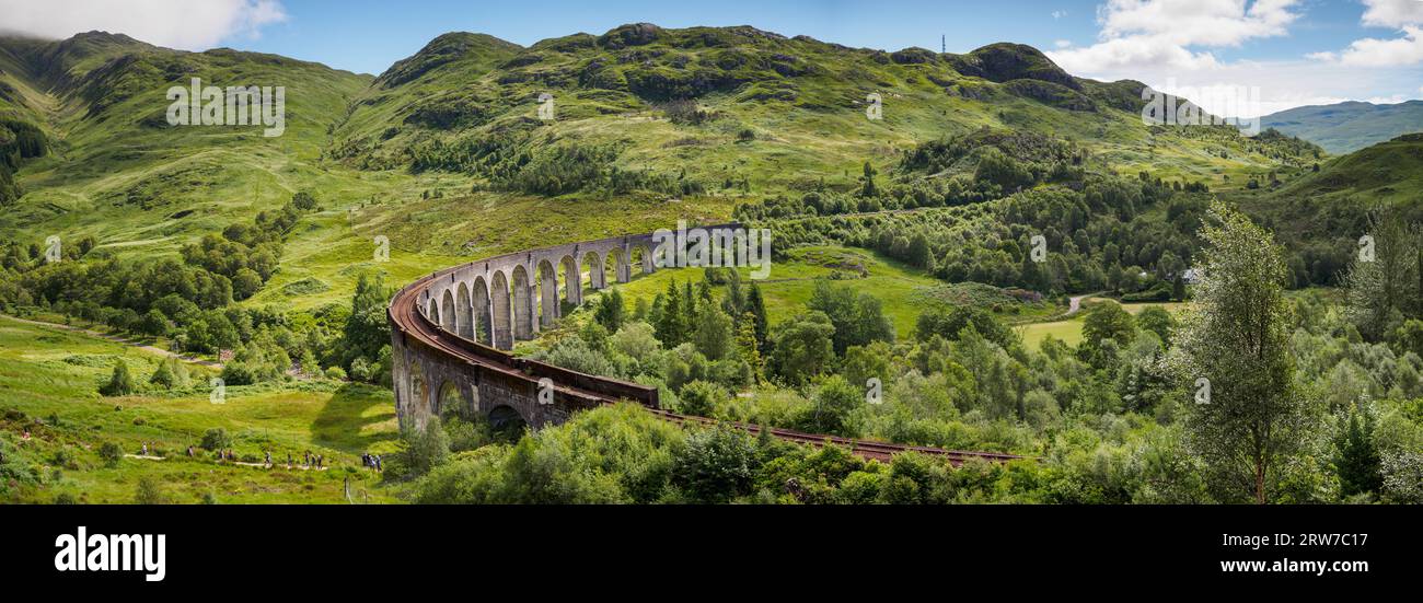 La vista verso il viadotto di Glenfinnan mostra il paesaggio mozzafiato in questa posizione remota Foto Stock