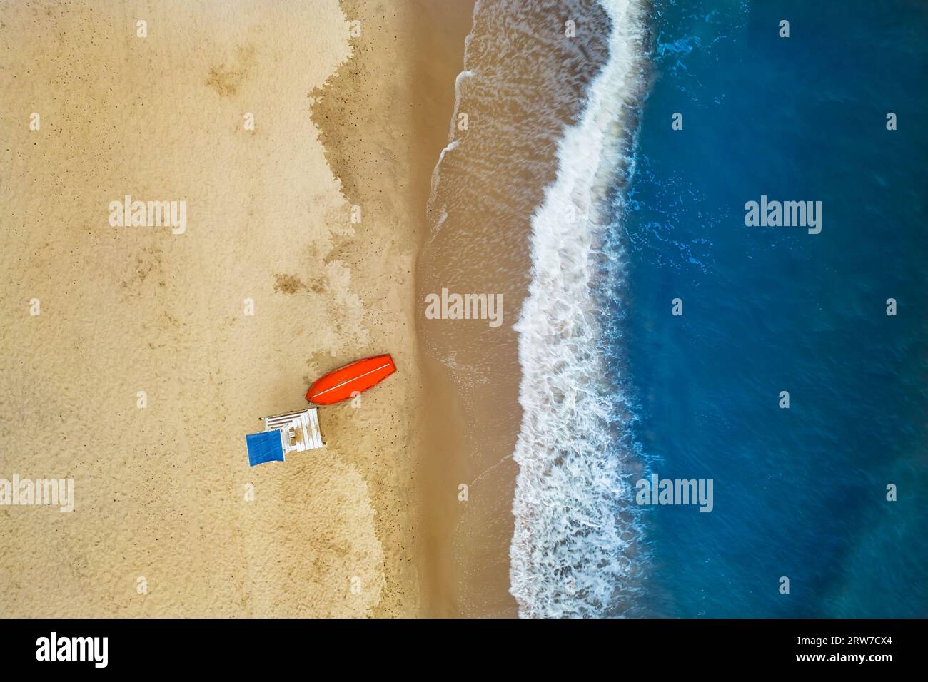 Vista aerea della costa del Mar Baltico con le onde che si infrangono sulla spiaggia di sabbia durante l'alba al mattino, palo di guardia e barca, prospettiva degli uccelli, dall'alto verso il basso Foto Stock